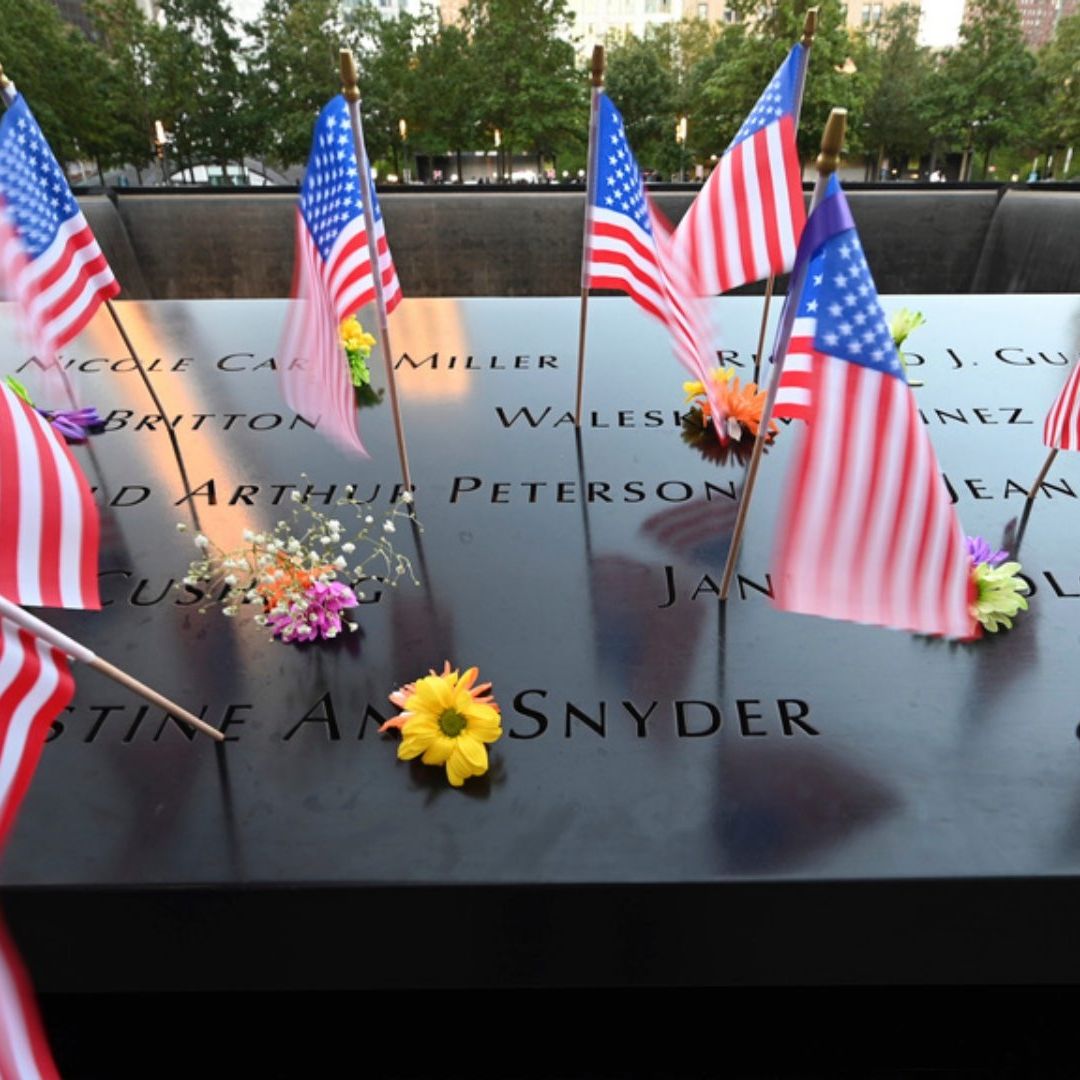 Banderas de Estados Unidos en el memorial del 11S
