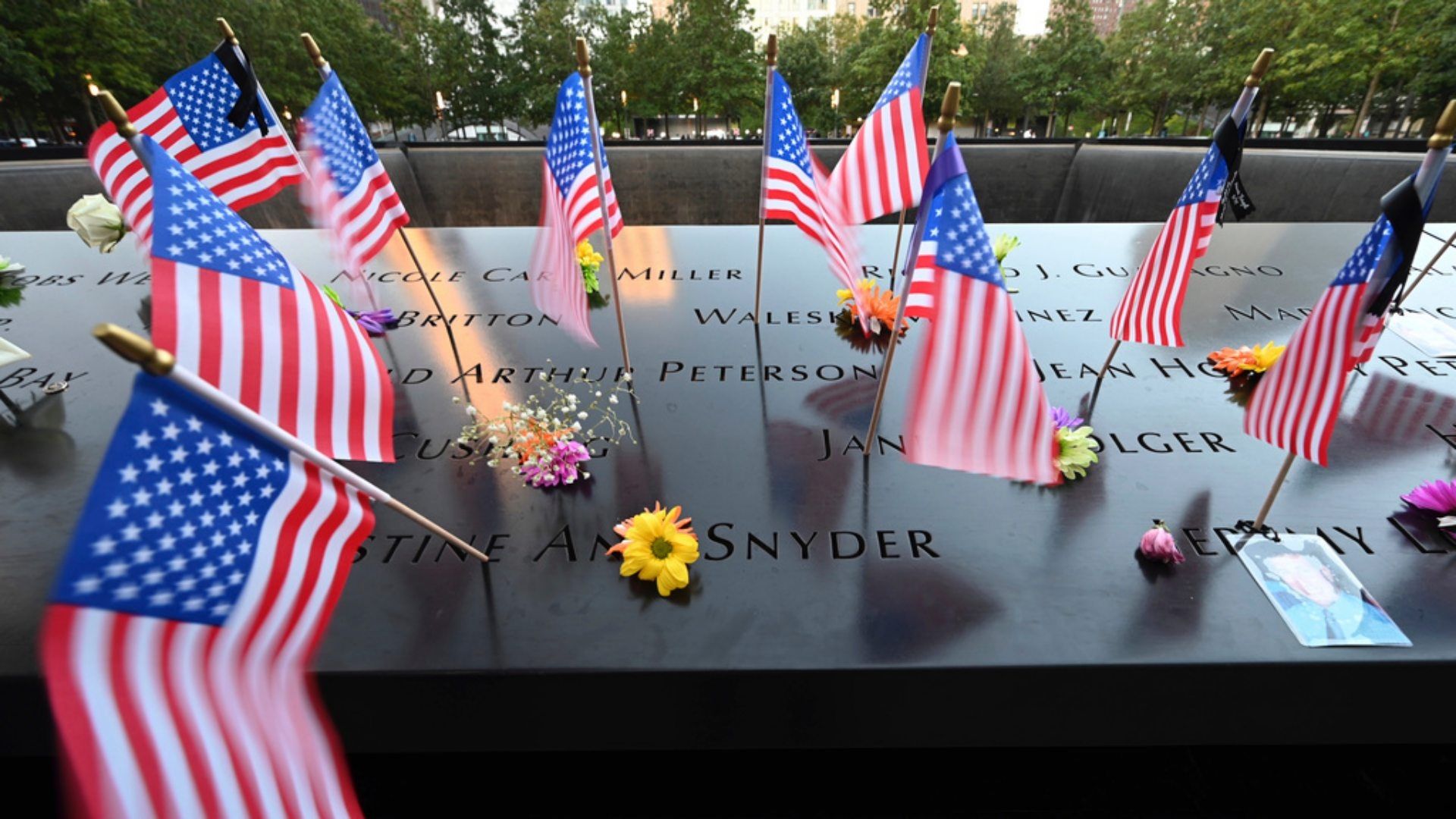 Banderas de Estados Unidos en el memorial del 11S