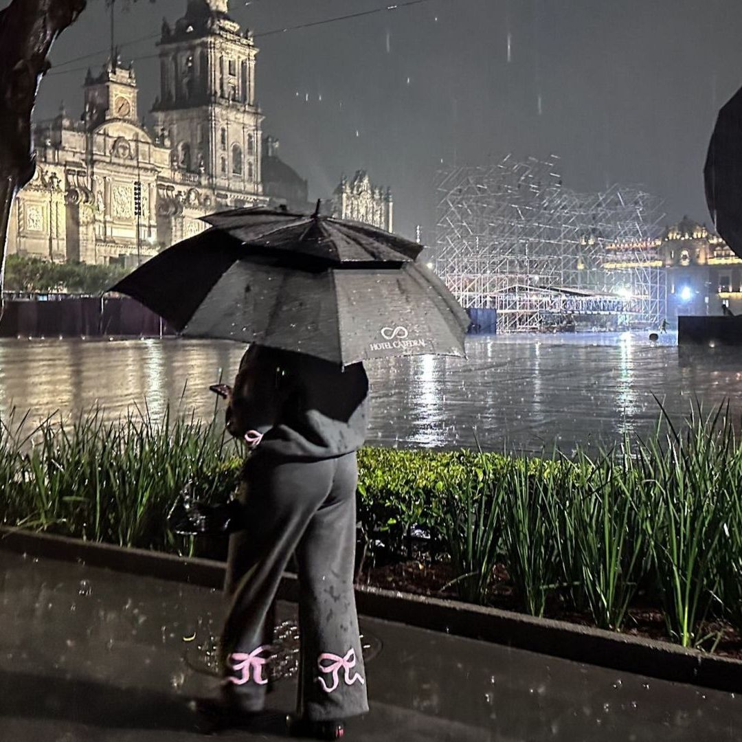 Persona bajo la lluvia en CDMX