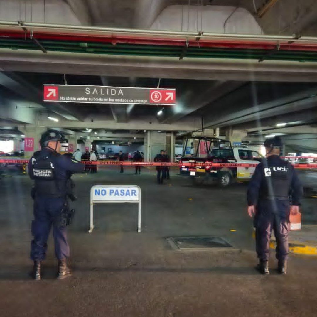 Hallan Cuerpo en Auto Abandonado en Estacionamiento de Plaza Comercial de Coacalco