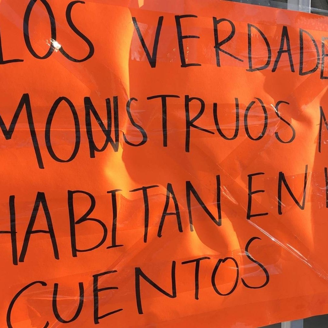 Carteles pegados a las afueras del Kínder Miguel Hidalgo