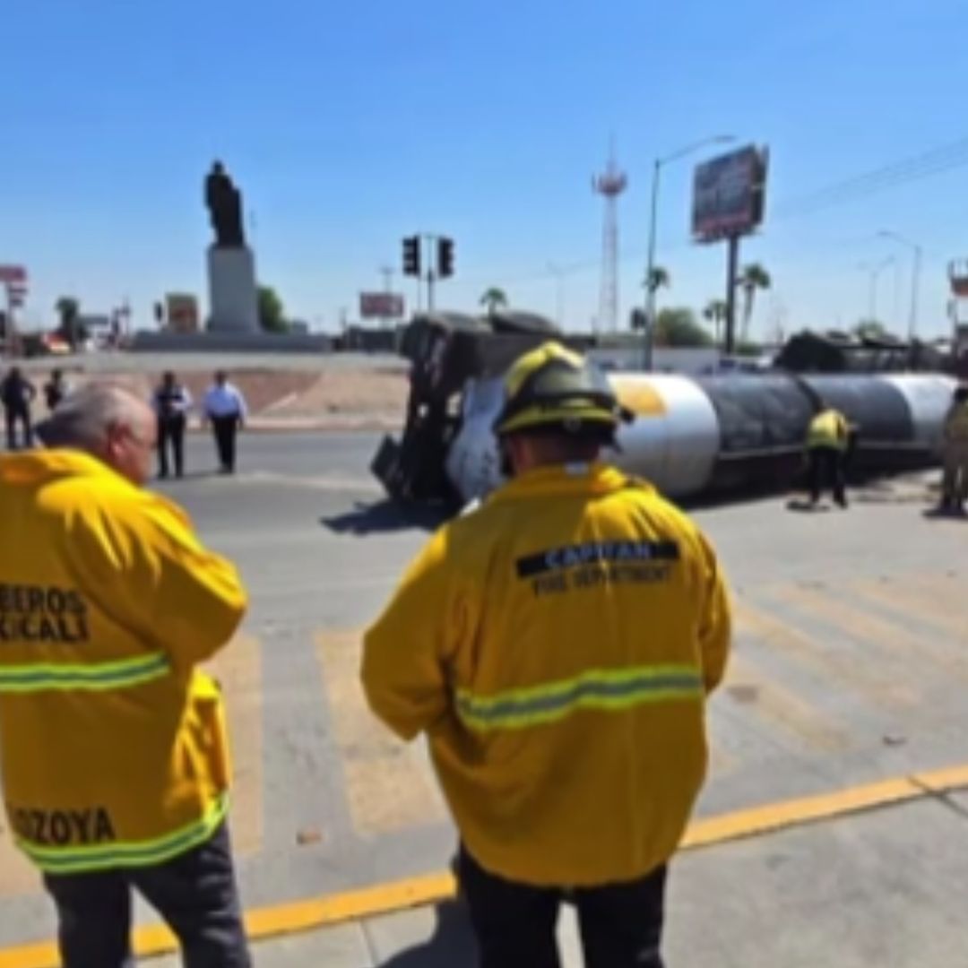 Volcadura de Transporte de Carga con Brea Caliente
