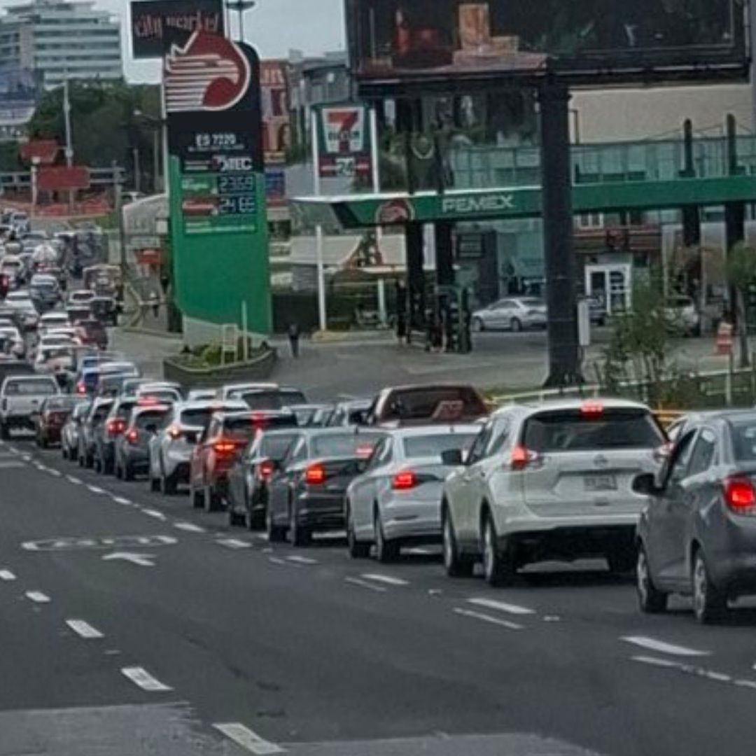 Tráfico Intenso por manifestación en la Vía Atlixcáyotl de Puebla a la altura del CIS y Solesta.