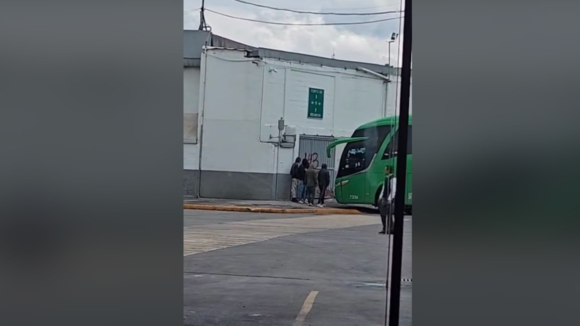 Normalistas hacen pintas en puerta de la central de autobuses