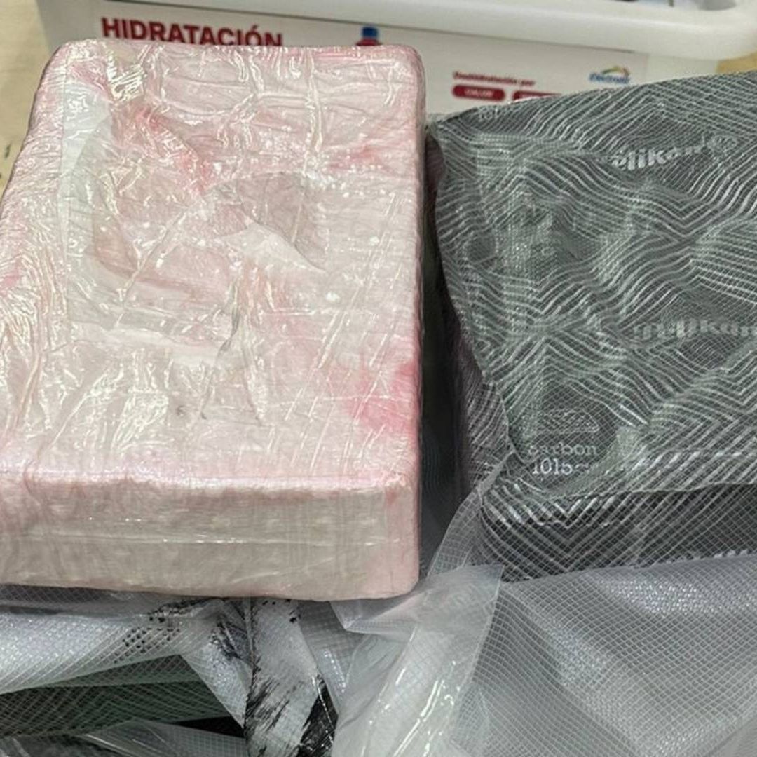 Dos rumanos fueron detenidos en el AICM, viajaban con paquetes de cocaína