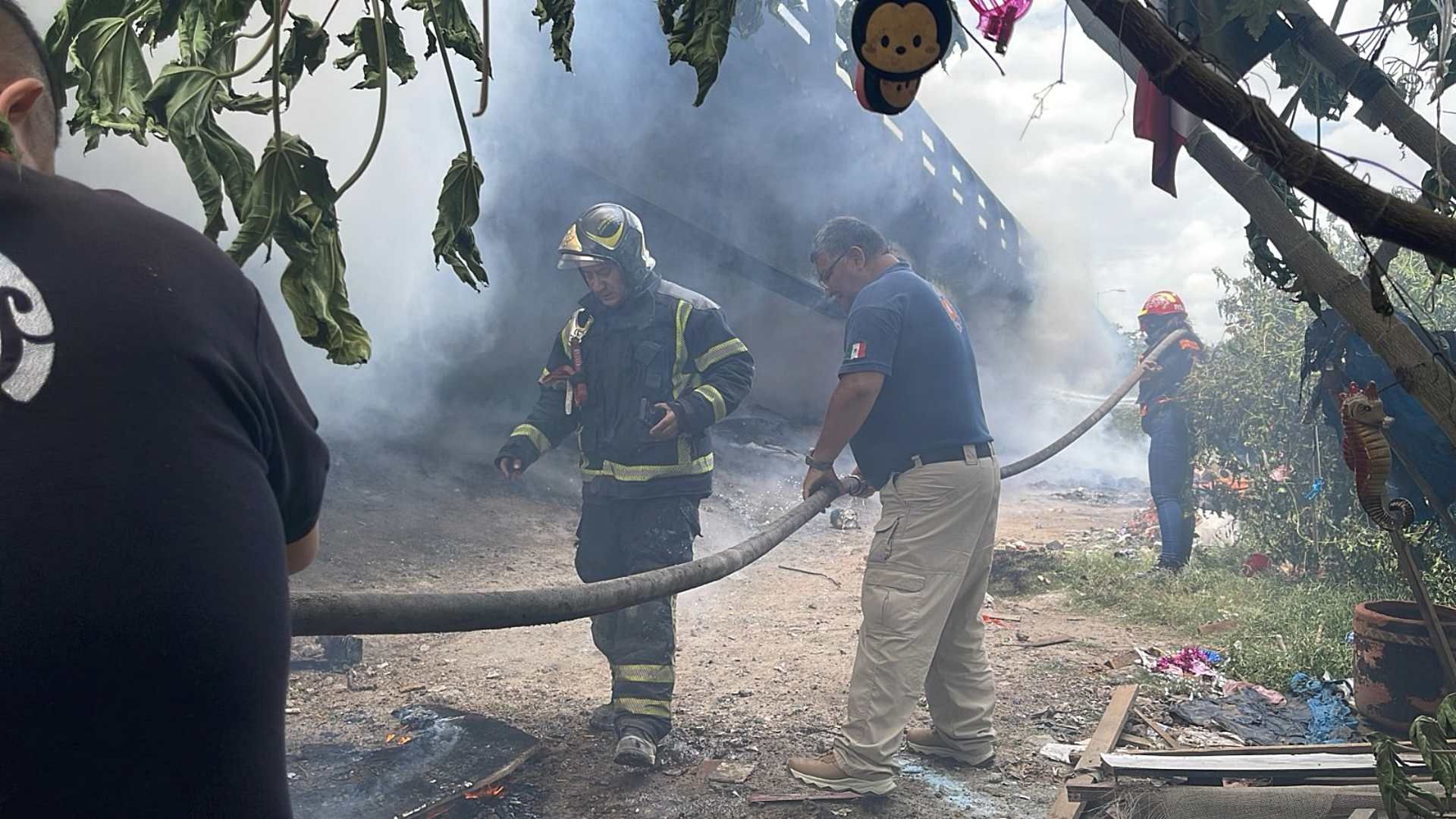 Bomberos laboran para sofocar incendio en Gustavo A Madero. Foto: X @SGIRPC_CDMX