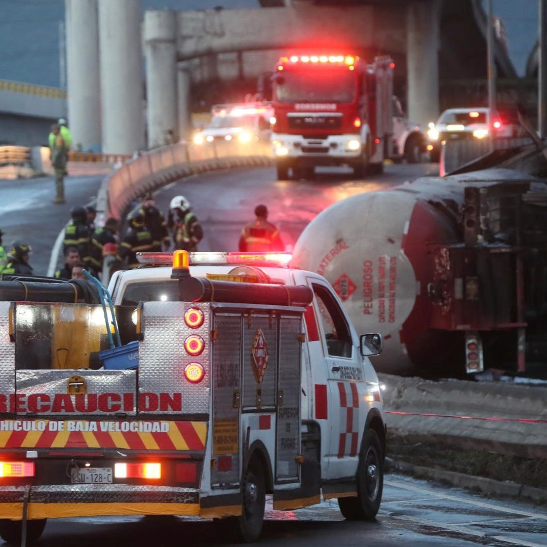 Labores de rescate por la explosion de pipa de gas, en Iztapalapa