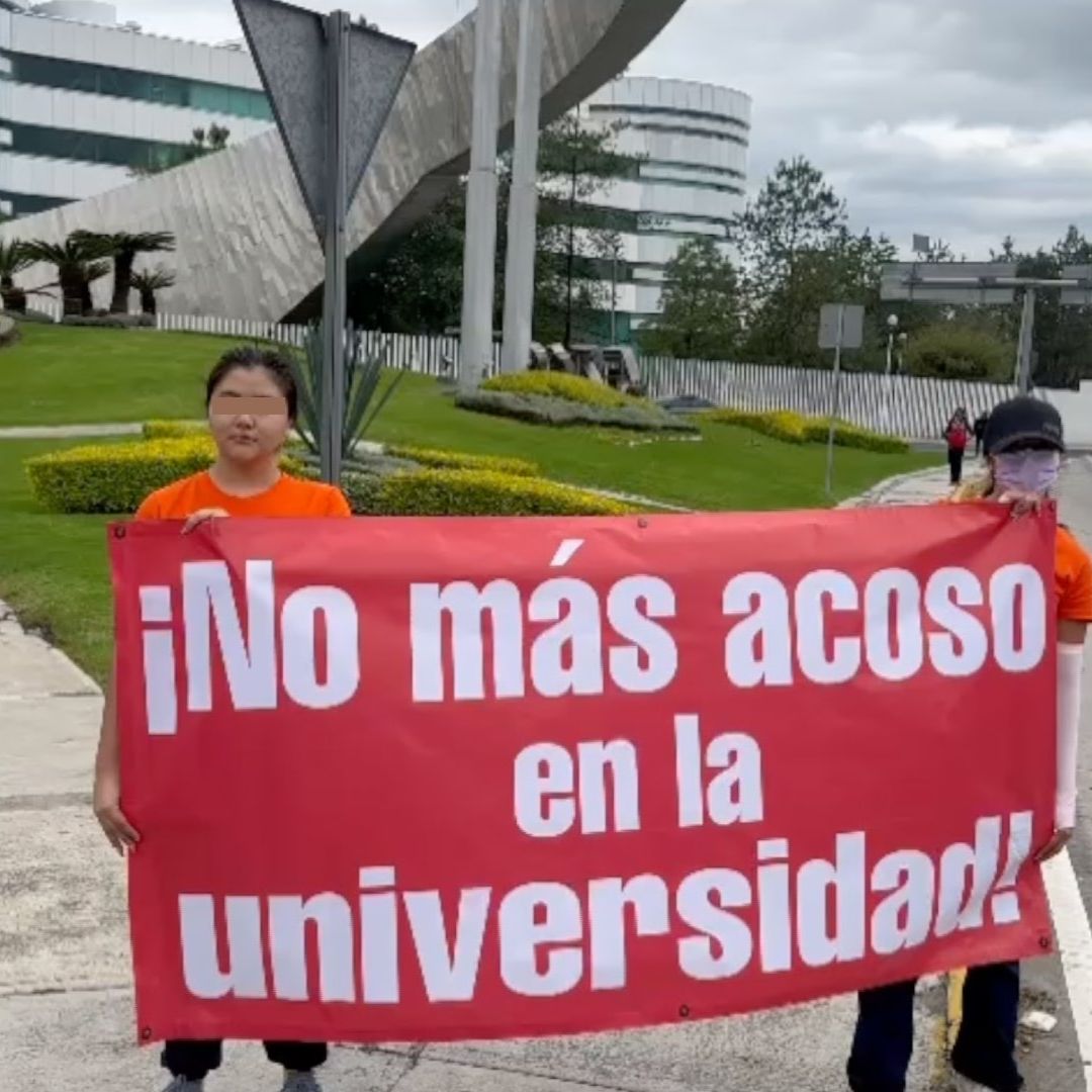 Universitarias se manifestaron en contra de profesores del Tec de Monterrey en Puebla.
