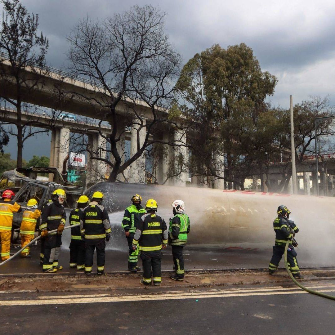 Labores de rescate por la explosión de la pipa de gas en Iztapalapa
