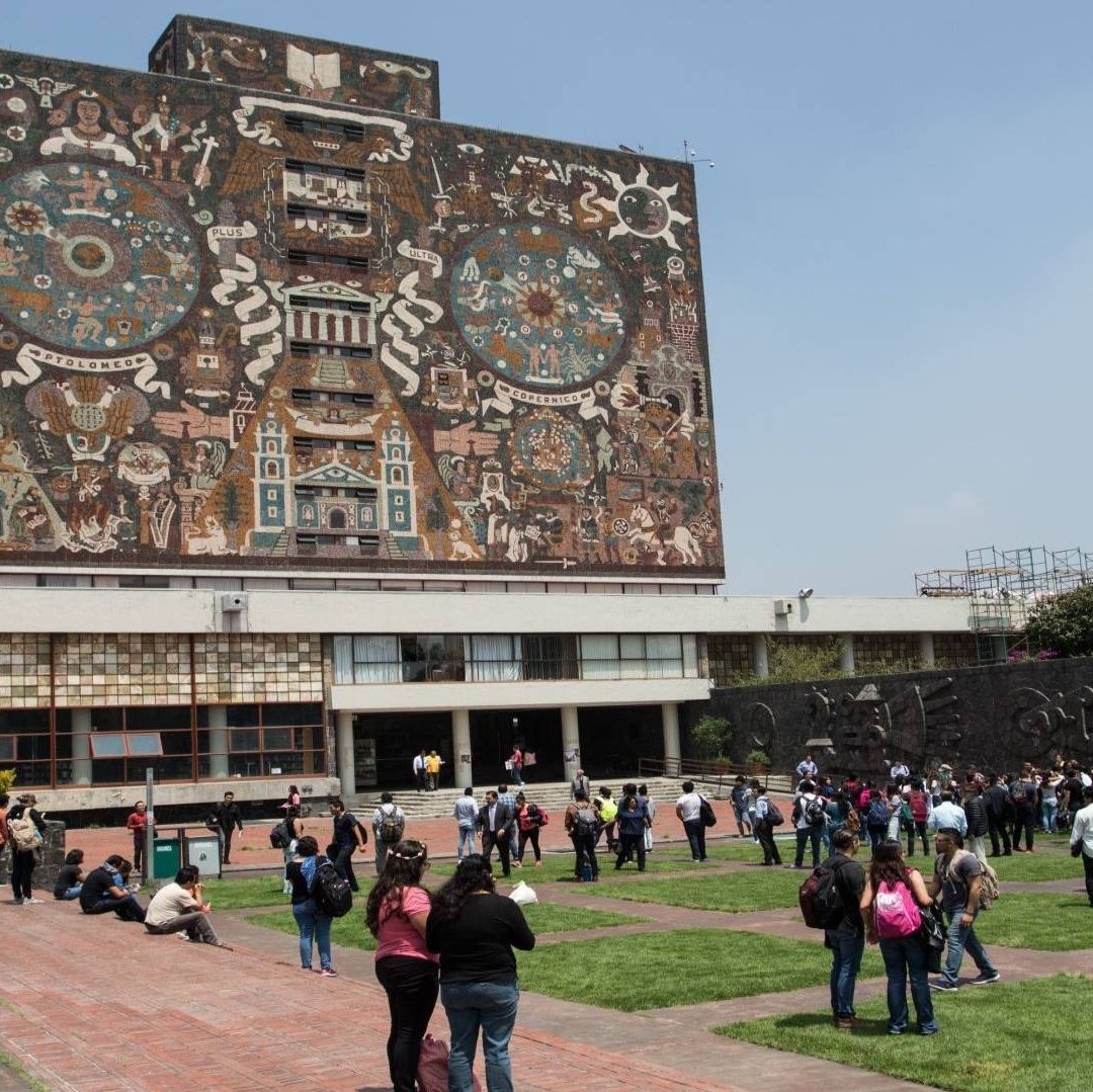 Estudiantes de la UNAM en el campus central, tiene áreas verdes.