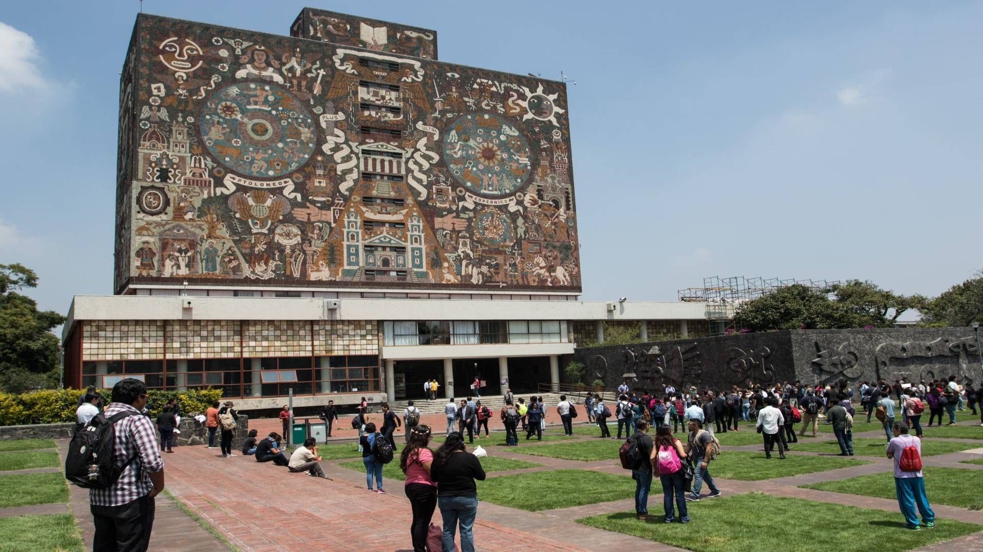 Estudiantes de la UNAM en el campus central, tiene áreas verdes.