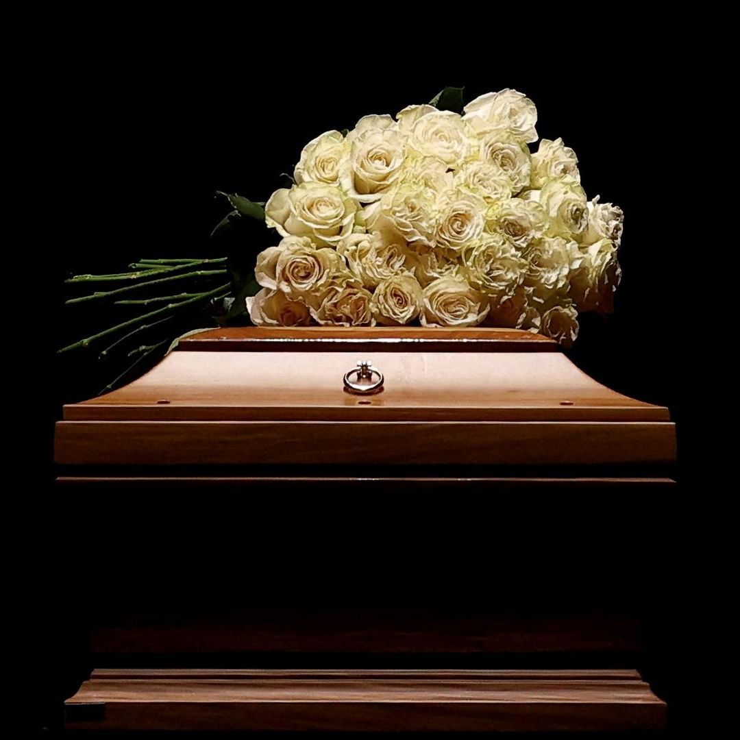 Flores en el ataúd del diseñador Giorgio Armani en Milán, Italia, el 6 de septiembre de 2025. Foto: Reuters