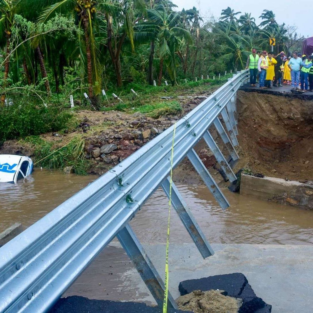 Árboles, caídos, socavones, e infraestructura dañada en costa Chica en Guerrero por John. Foto: Cuartoscuro