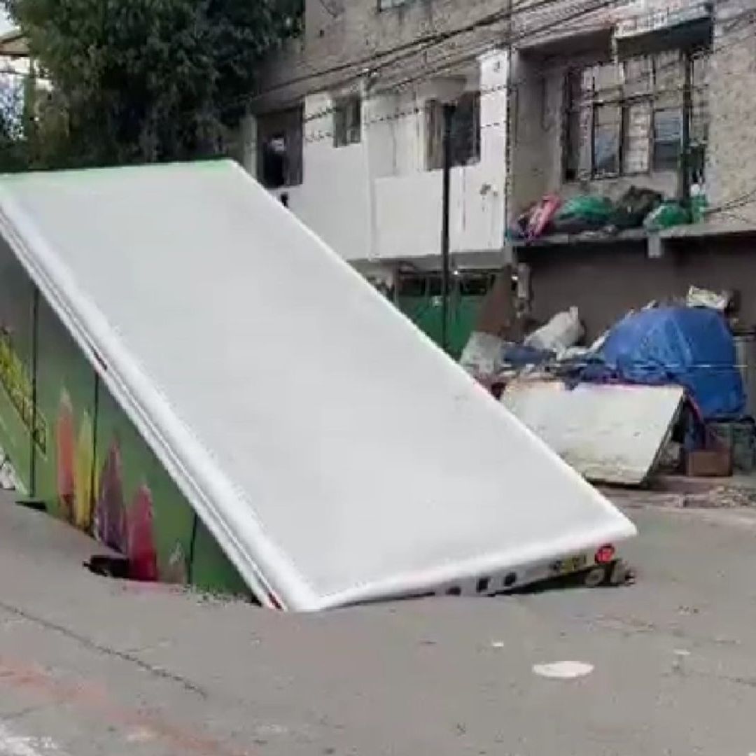 Cae camión en socavón