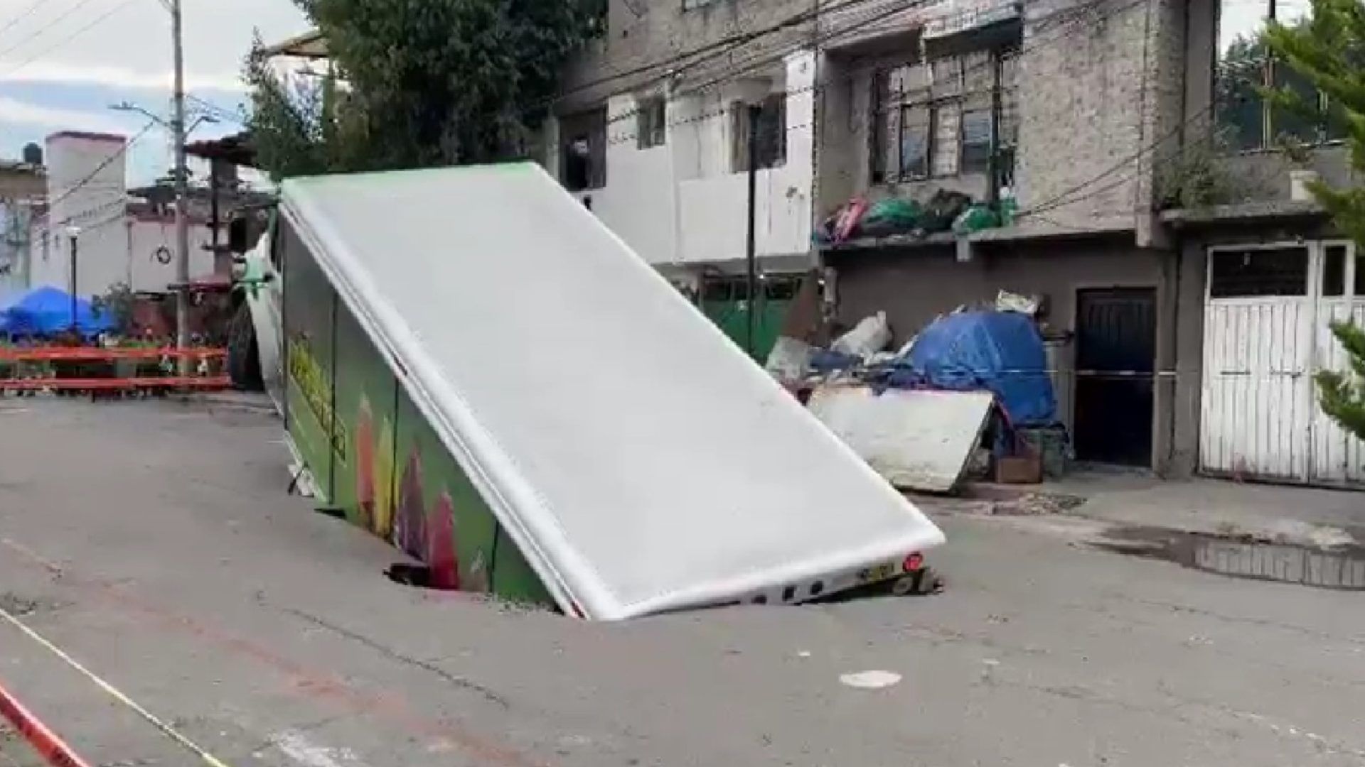 Cae camión en socavón