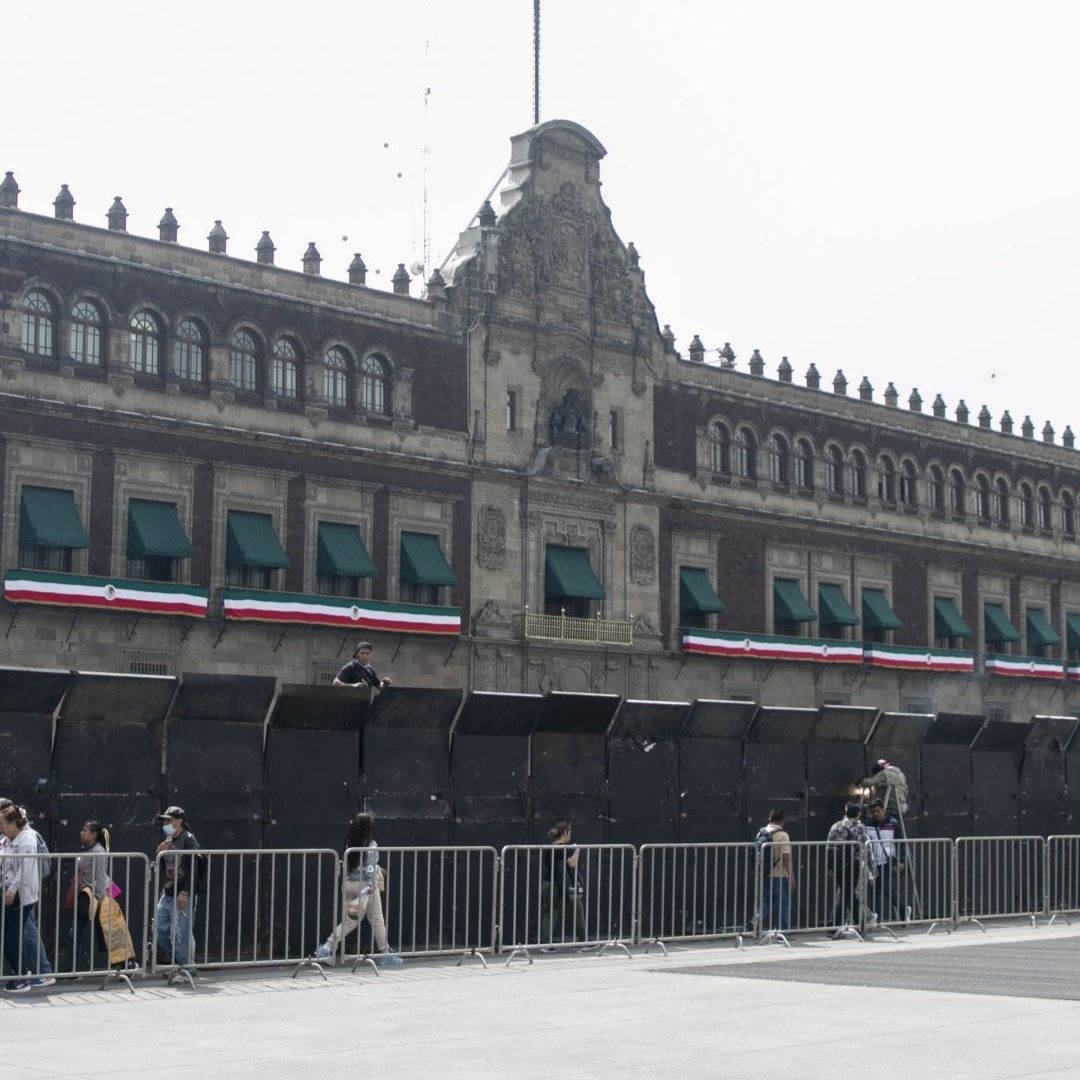 AMLO Llama a Manifestación Pacífica por Ayotzinapa y Garantiza que No Habrá Represión