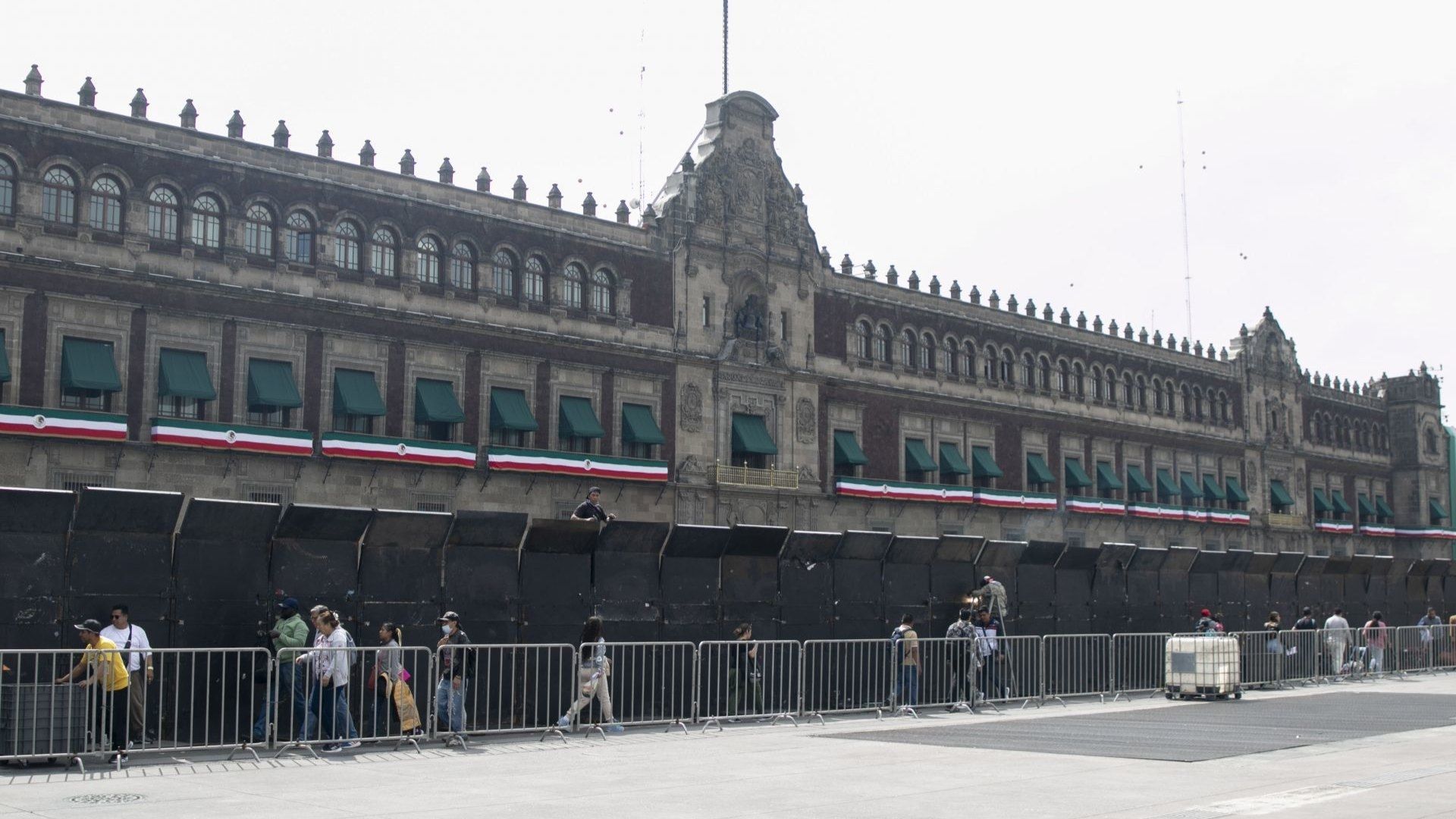 AMLO Llama a Manifestación Pacífica por Ayotzinapa y Garantiza que No Habrá Represión