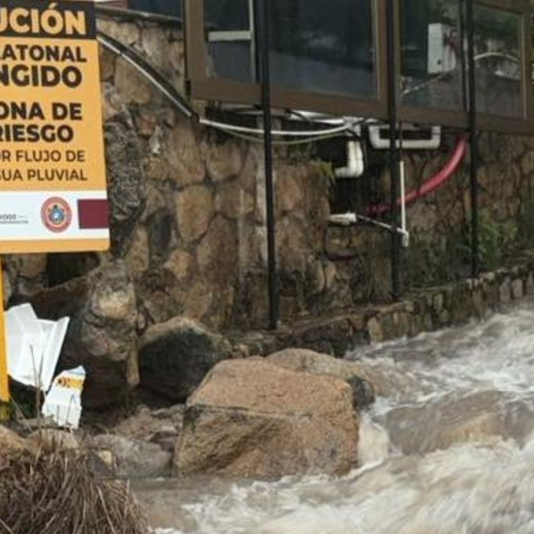 Evacúan a personas en Puerto Vallarta, Jalisco