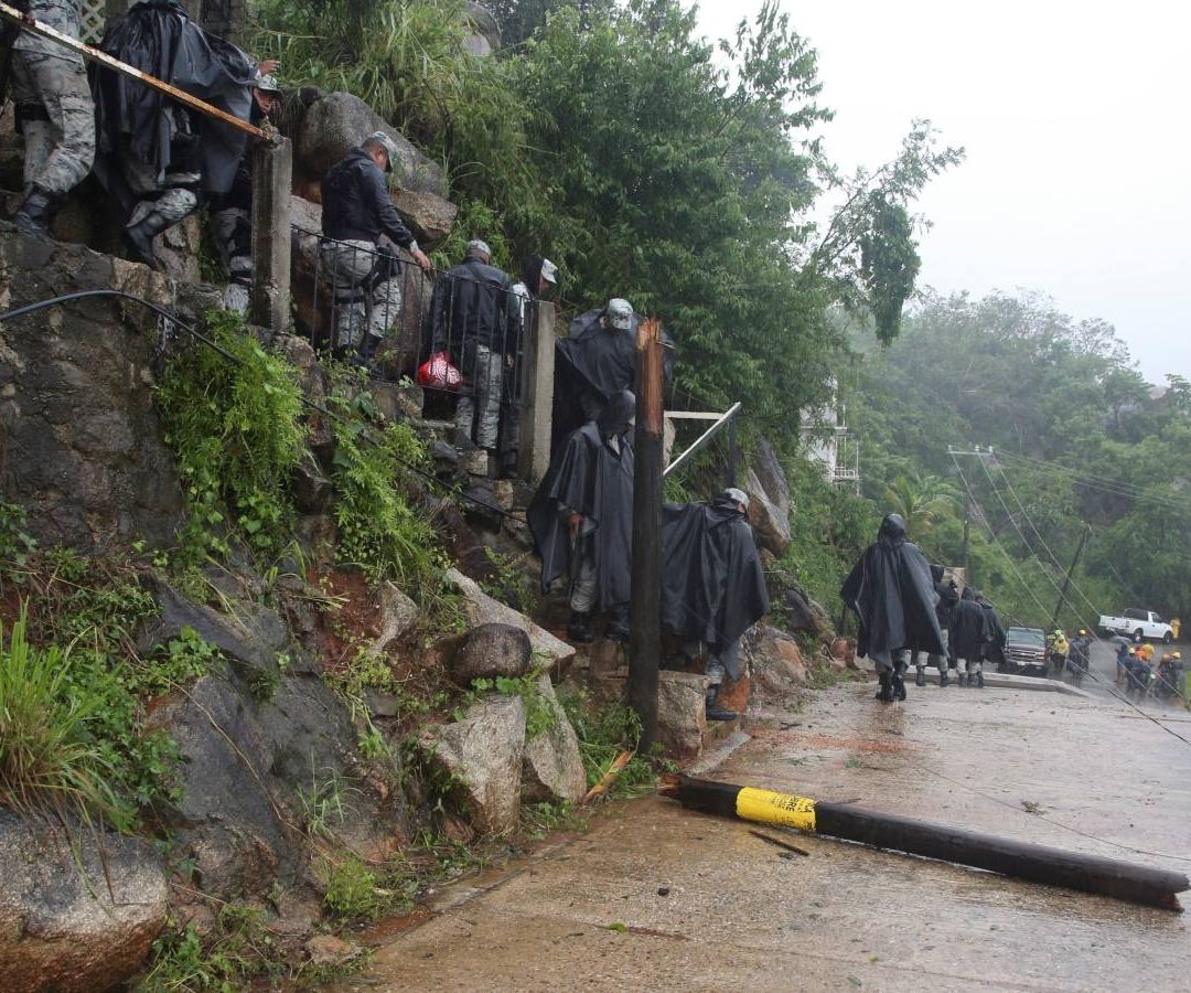 Colima y Michoacán en Alerta Máxima: 'John' Tocará Tierra en Horas