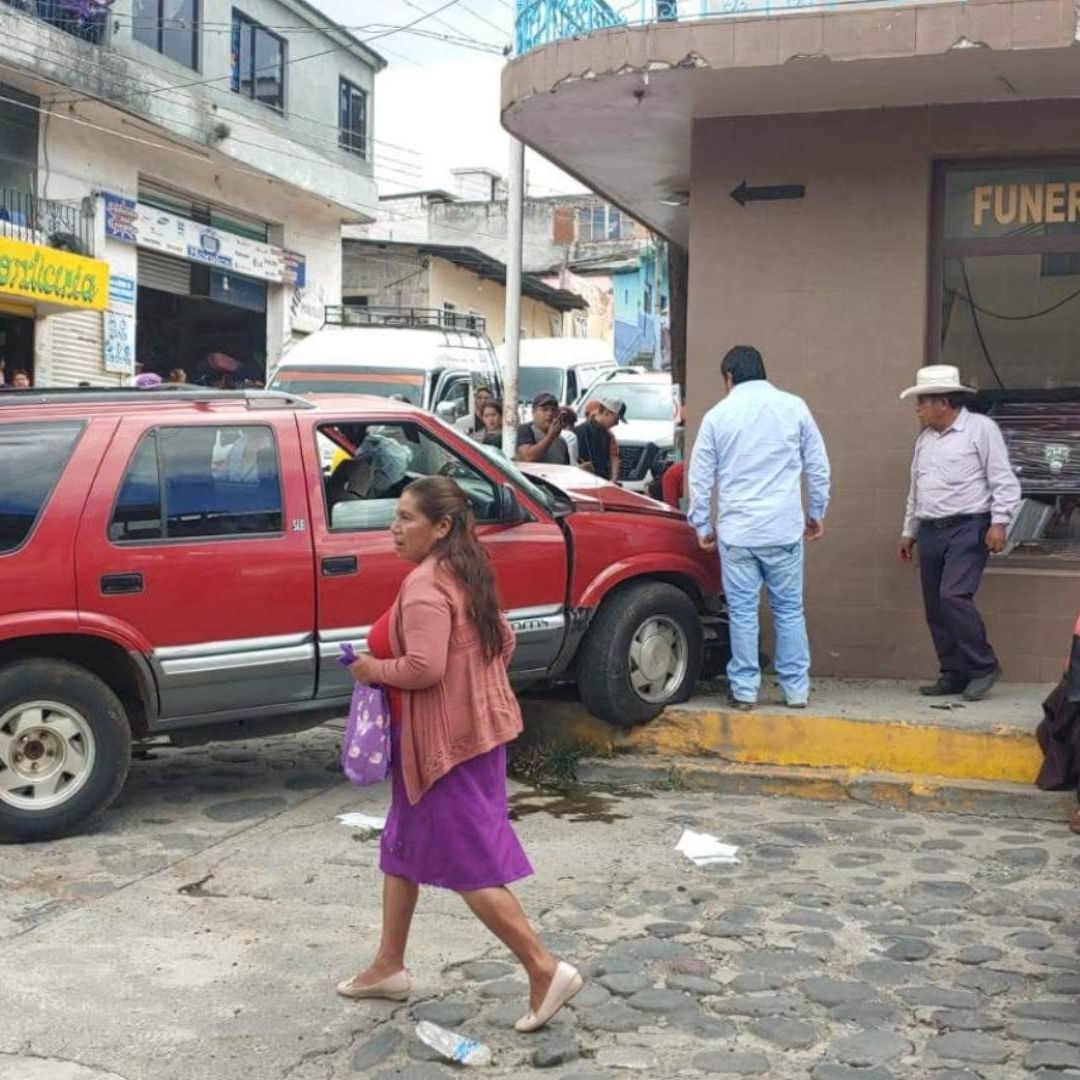 Accidente Coscomatepec Camioneta Pierde el Control Arrolla Peatones que Esperaban el Transporte Público