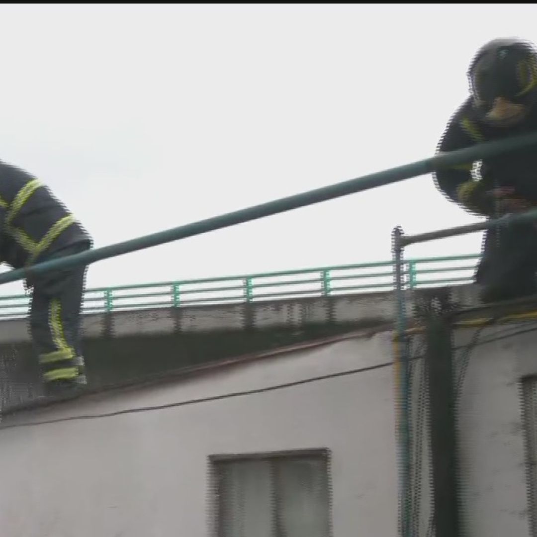 Bomberos atienden daños en edificio de la colonia Nápoles, CDMX