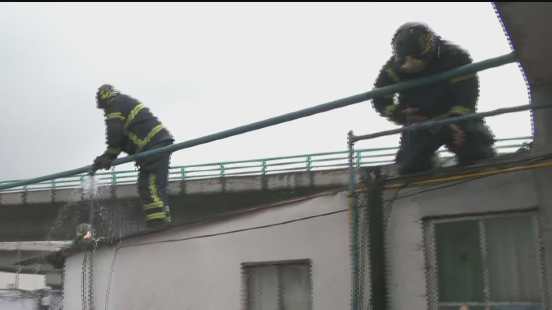 Bomberos atienden daños en edificio de la colonia Nápoles, CDMX