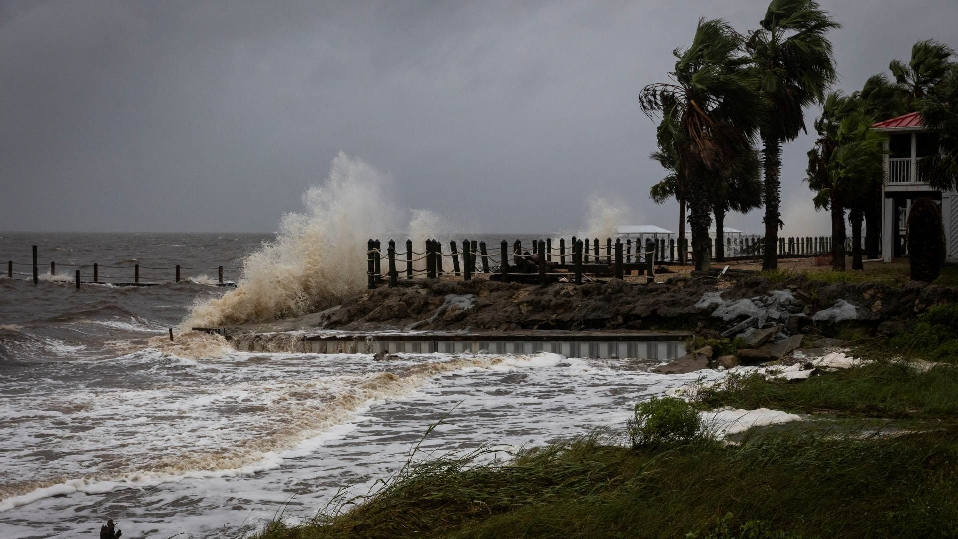 El huracán Helene se intensifica antes de tocar tierra en Big Bend, Florida, EUA