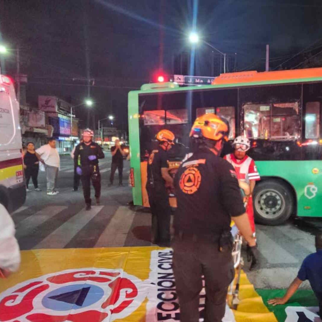 Elementos de Protección Civil atendiendo a lesionados