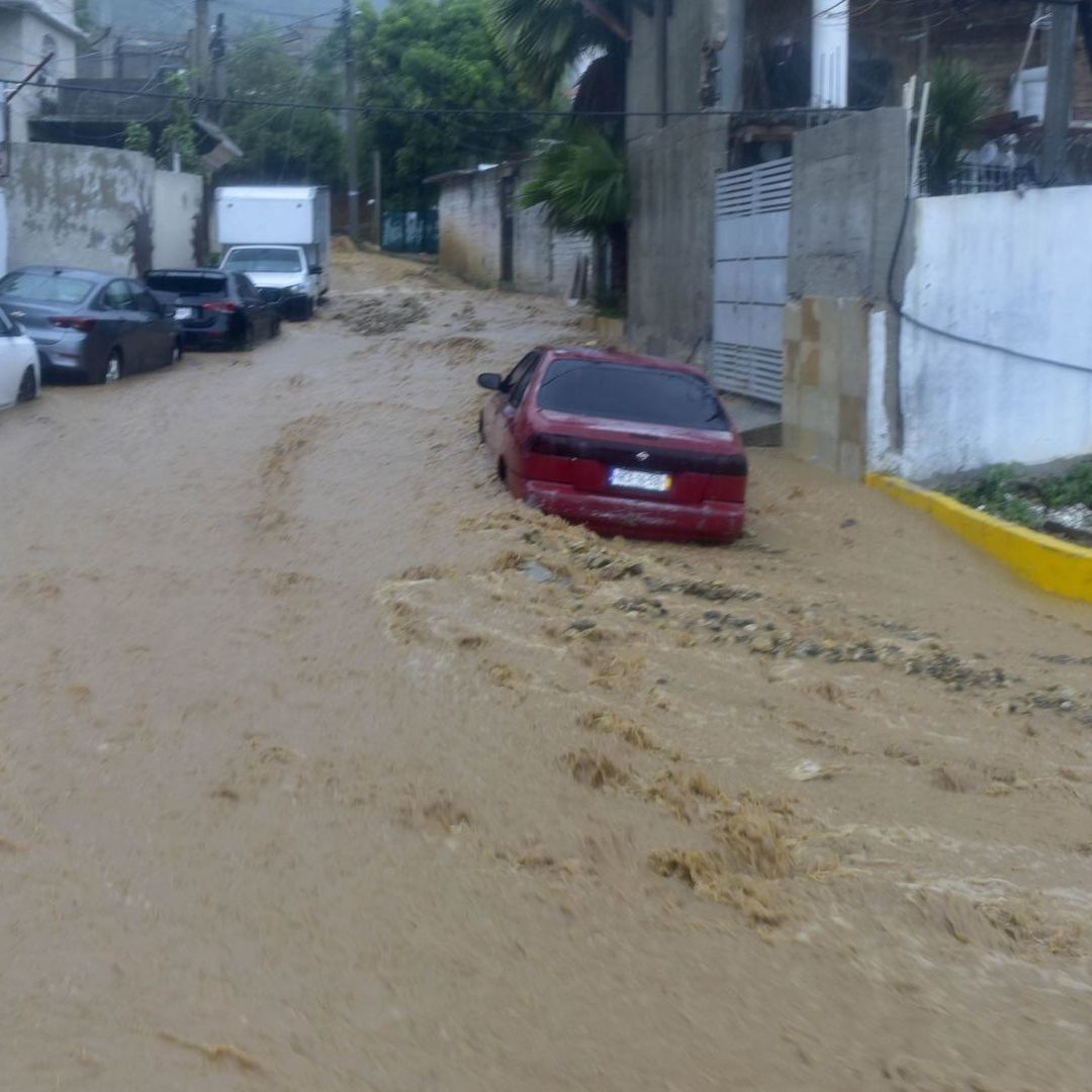 Se registran deslaves e inundaciones en Acapulco por el paso del huracán John