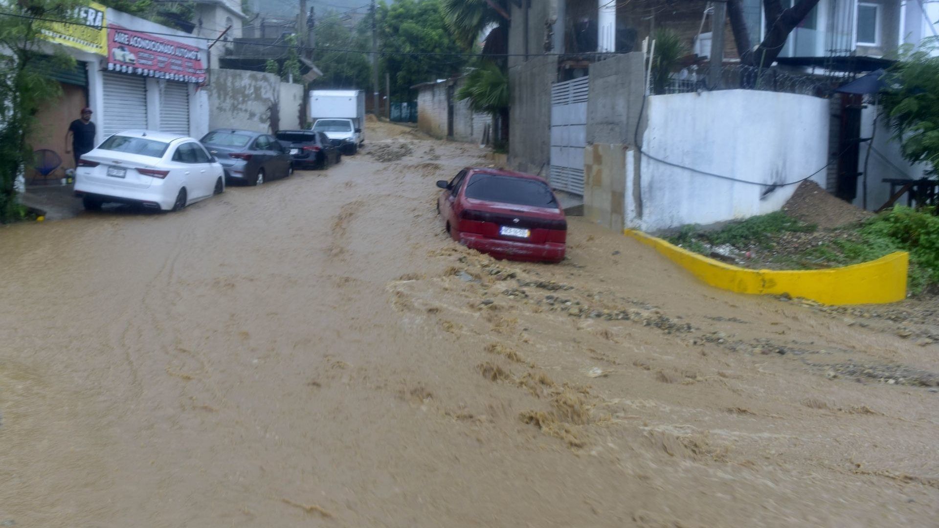 Se registran deslaves e inundaciones en Acapulco por el paso del huracán John