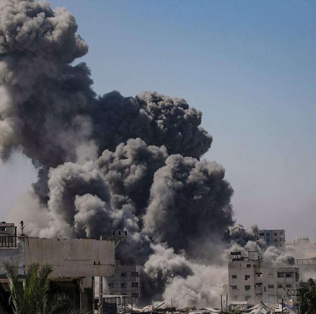 Israel Ataca Torre con Desplazados Adentro en la Universidad Islámica de Gaza