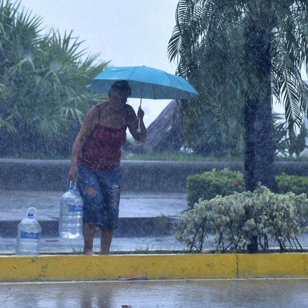 Habitantes de Acapulco han tenido dificultades para comprar víveres dbeido a que los establecimientos están cerrados debido a las inundaciones provocadas por 'John'. Foto Cuartoscuro