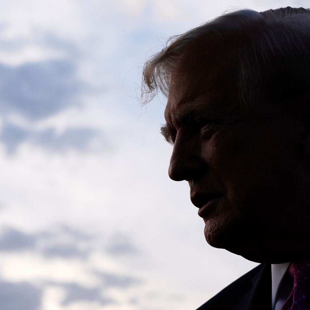 retrato de donald trump a contraluz