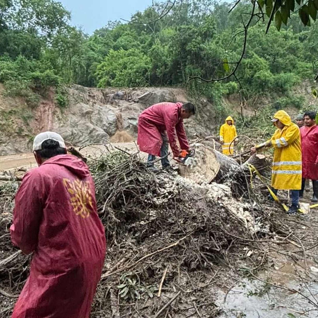 Lluvias por John Provocan Cierres Carreteros e Inundan Plataforma del Aeropuerto de Acapulco