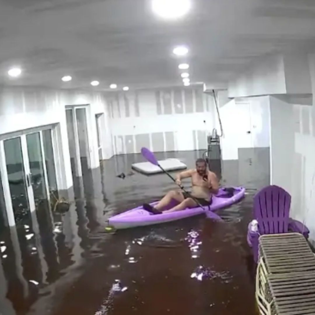 Hombre se resguarda en kayak durante paso de Helene en Florida. Foto: Tik Tok
