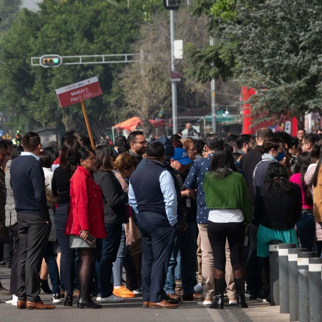 Debido a los microsismos que se registraron en la Ciudad de México, personas son desalojados de oficinas