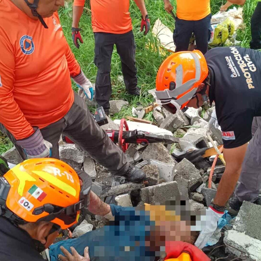 Elementos de Protección Civil rescatando hombre de derrumbe
