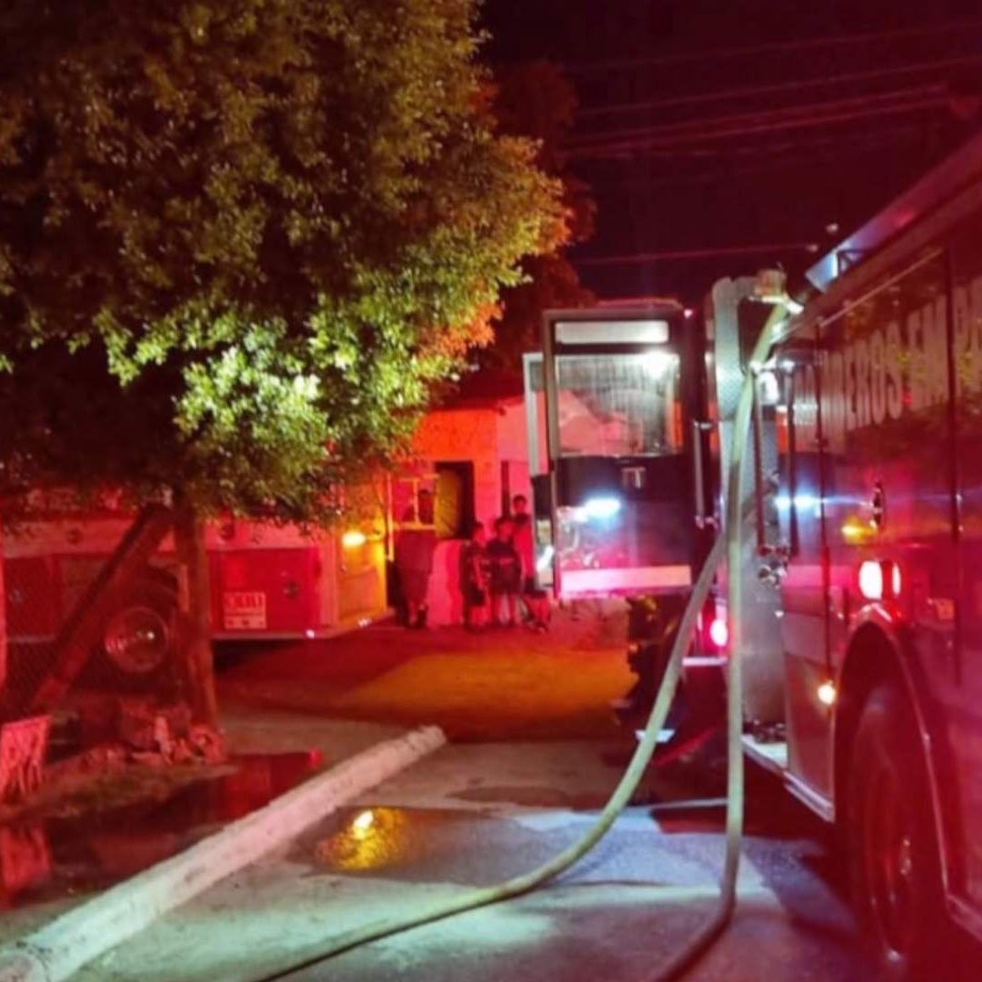 Fuerte Incendio Dejó a 2 Menores con Quemaduras y Un Bombero Trasladado al Hospital en Cajeme