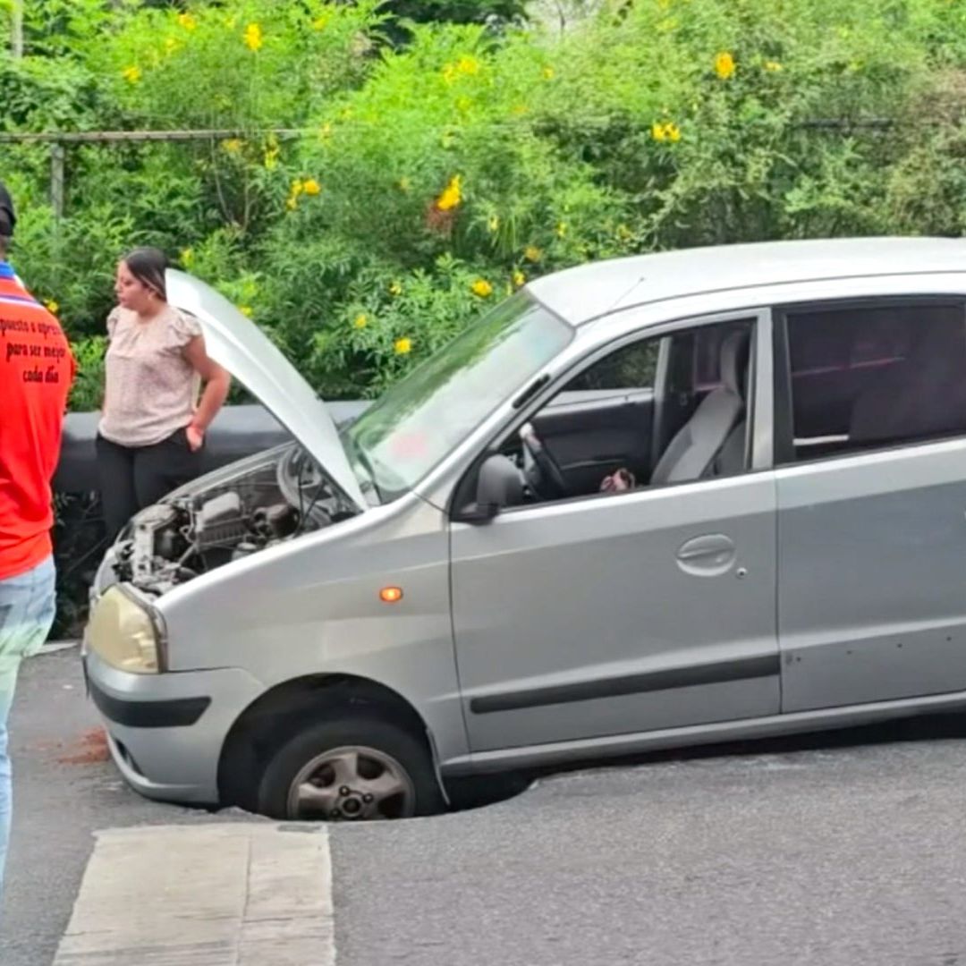 Vecinos aseguran que varios carros han caído en éste y otros registros de la zona