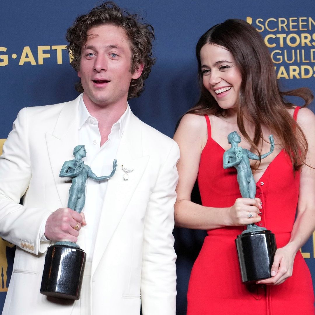 Captan a Jeremy Allen White con otra mujer
