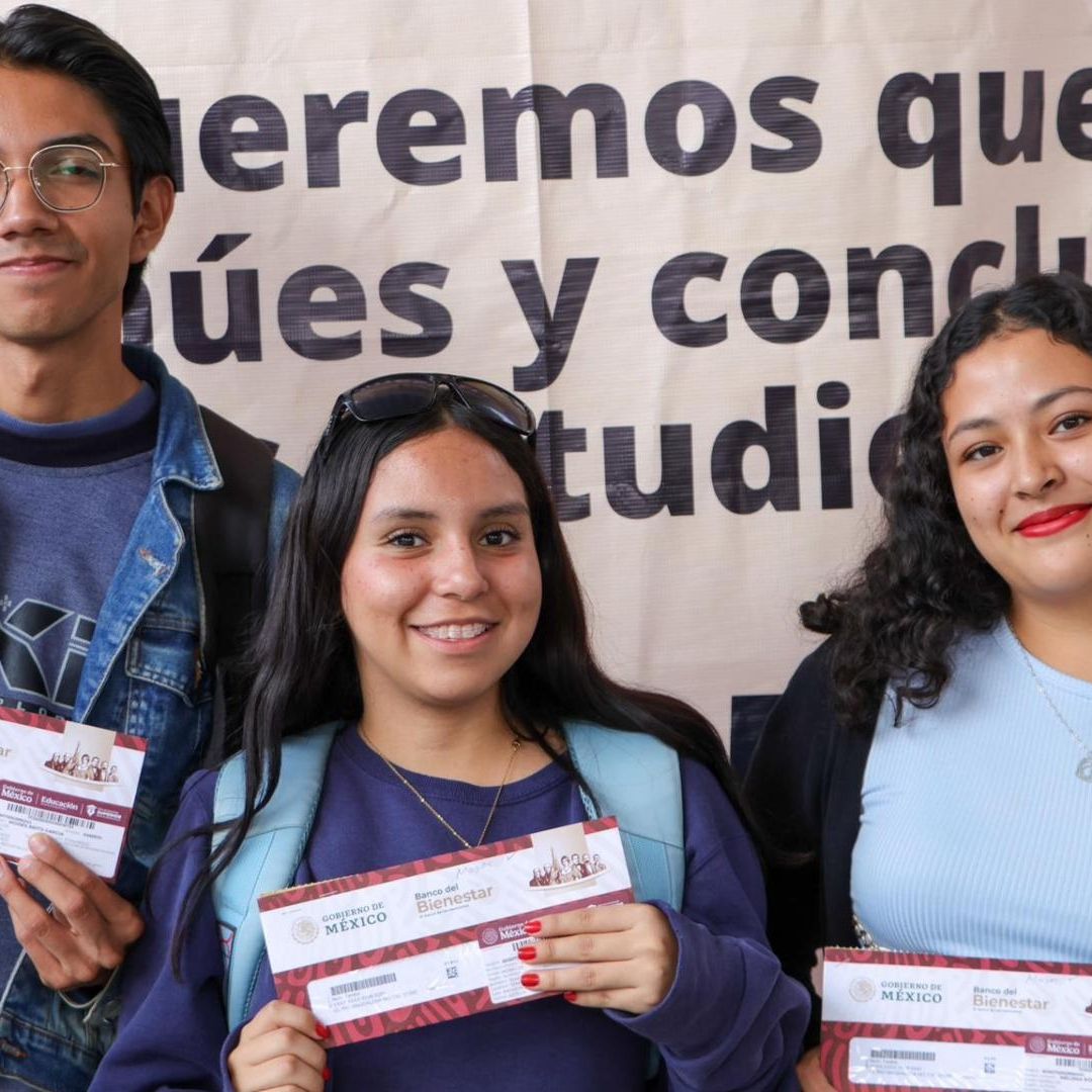 Entrega de tarjetas del Banco Bienestar a jóvenes