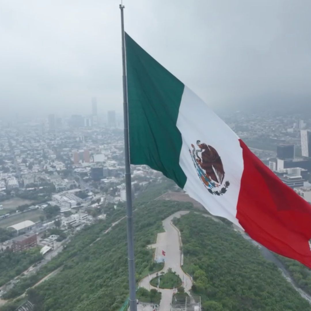 Bandera de México izada en Nuevo León