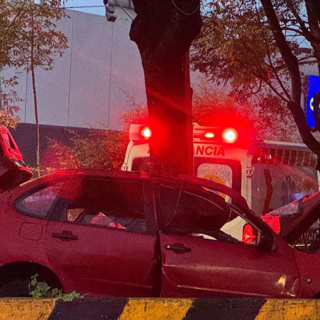 Así quedó un auto que chocó en Tacubaya, CDMX