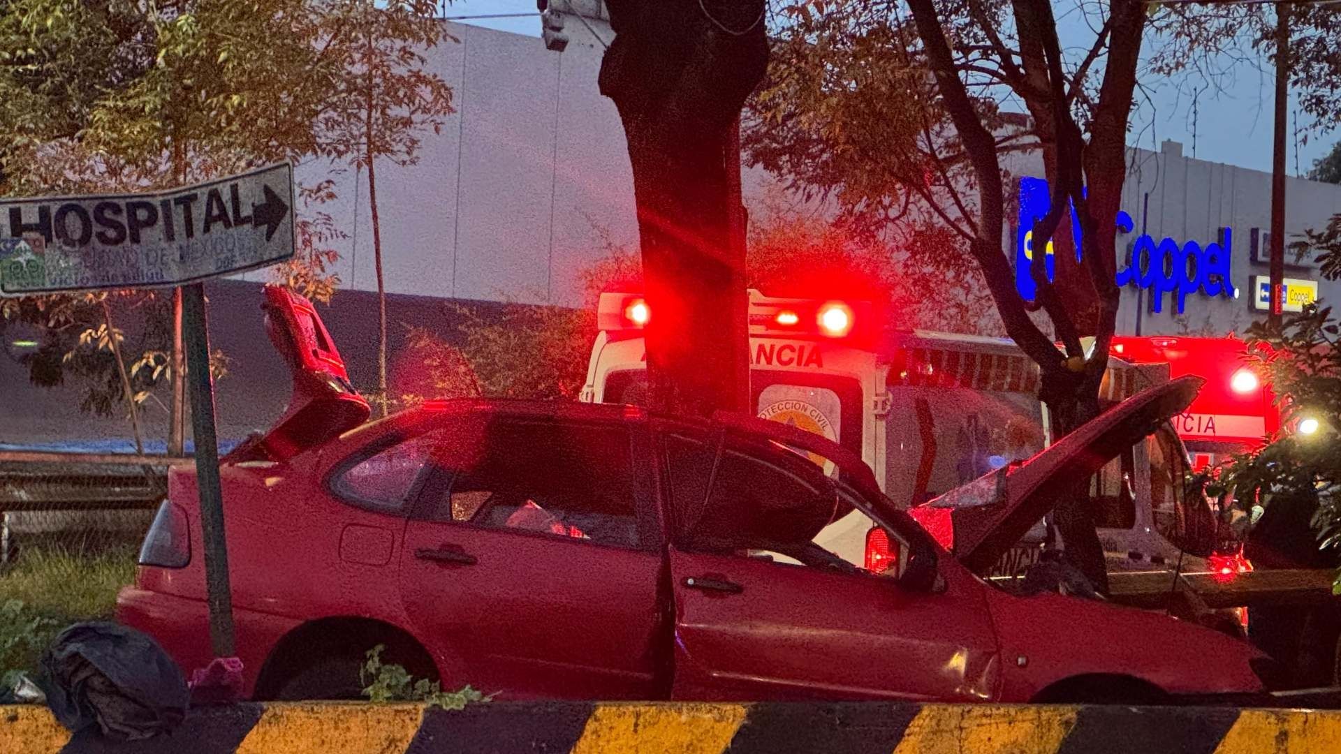 Así quedó un auto que chocó en Tacubaya, CDMX