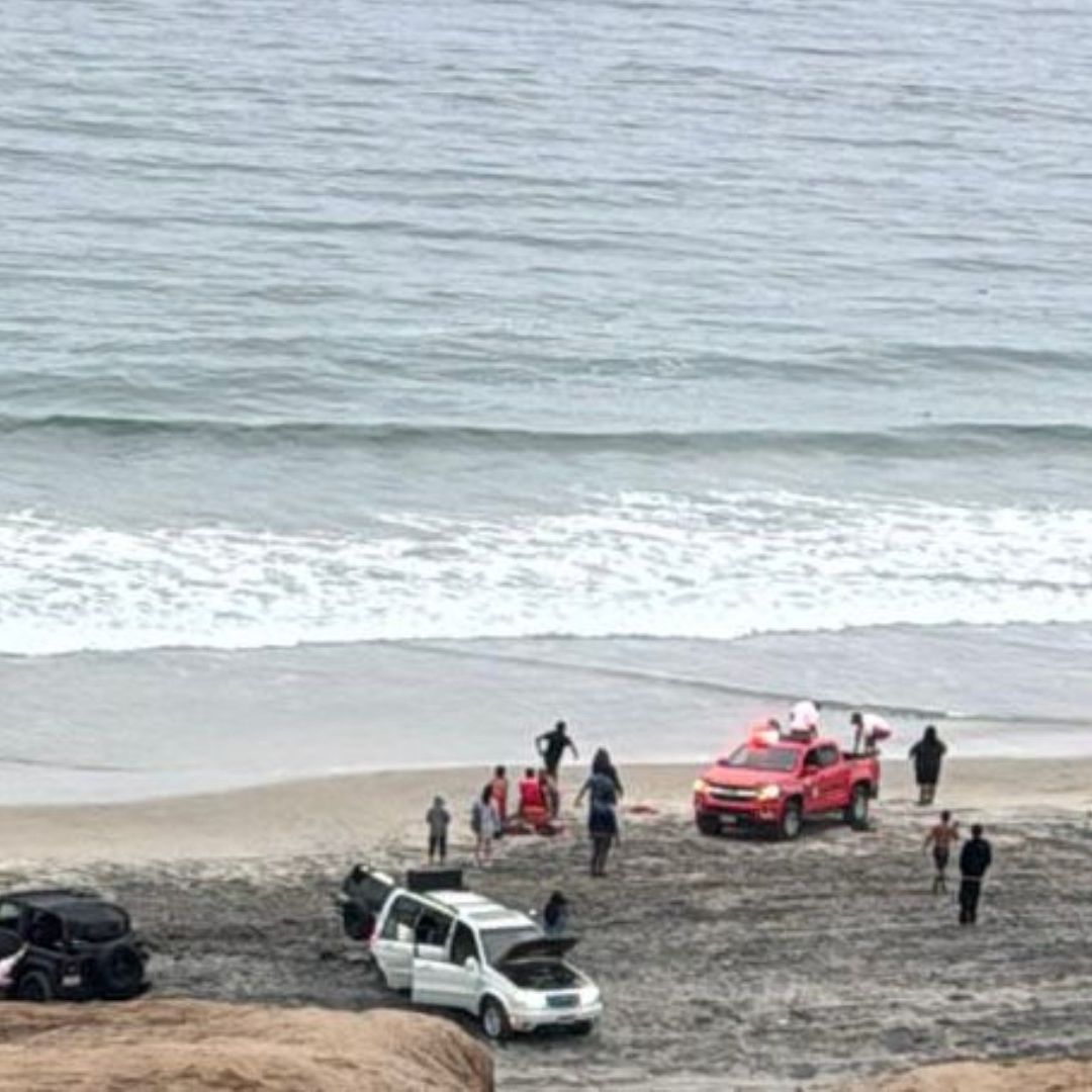 Rescatan a Tres Personas en Mar de Playas de Tijuana; Uno Perdió la Vida