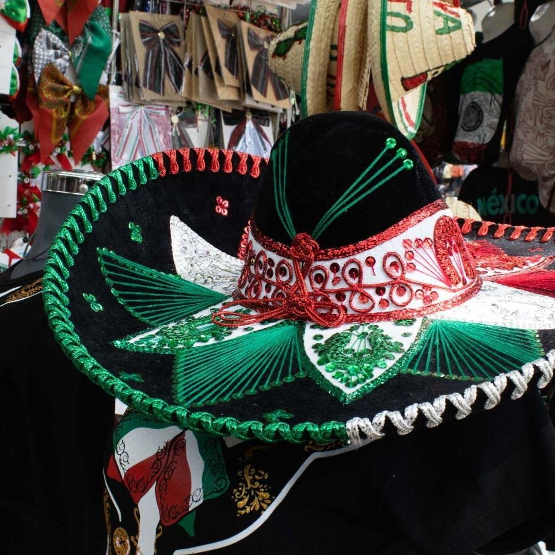 Venta de artículos patrios en el Zócalo de CDMX
