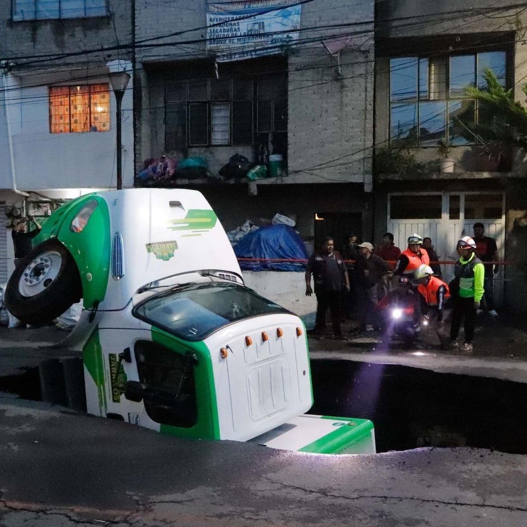 Camión de refrescos cae en socavón gigante, en Iztapalapa