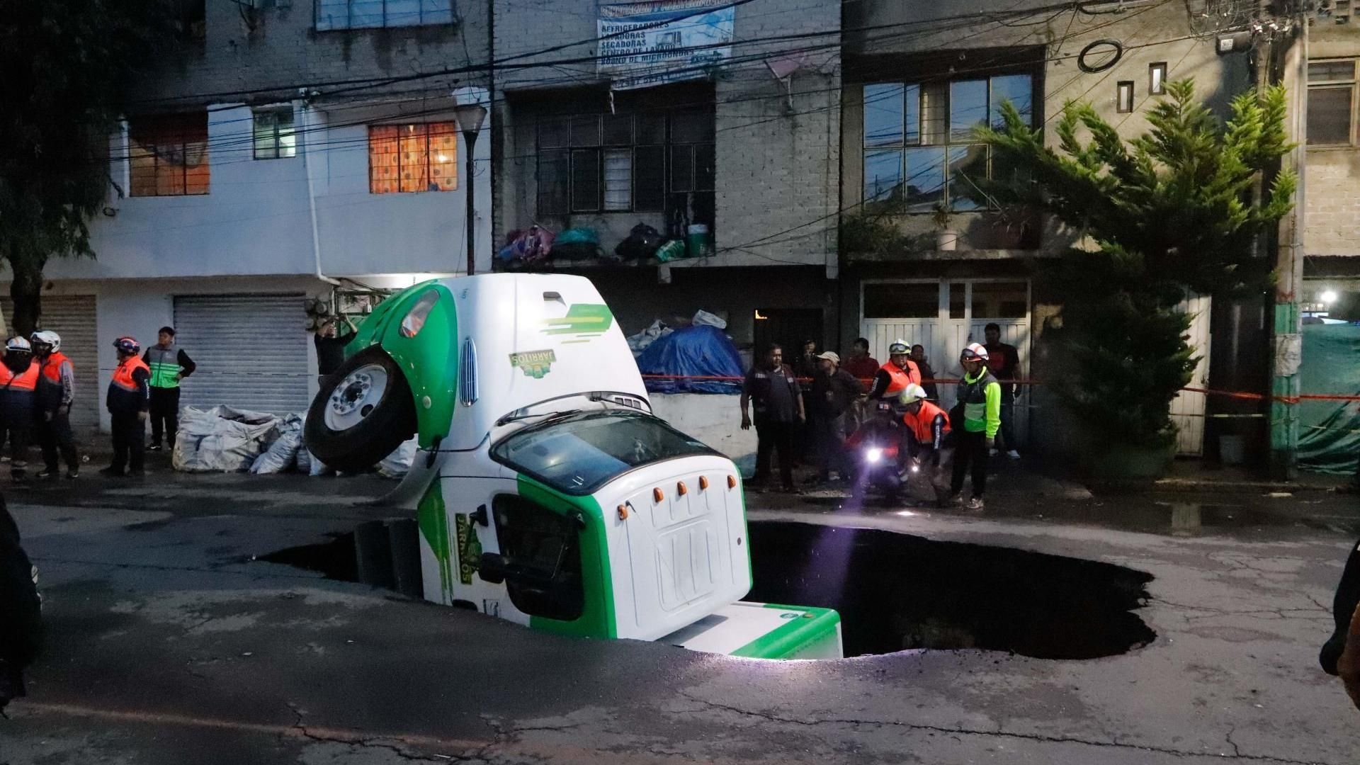 Camión de refrescos cae en socavón gigante, en Iztapalapa