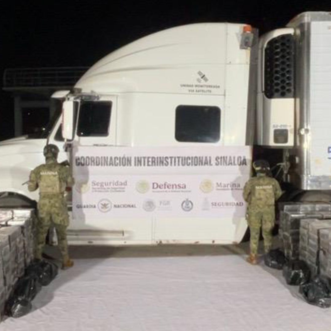 Paquetes de droga decomisados en Mazatlán, junto a tráiles y agentes federales