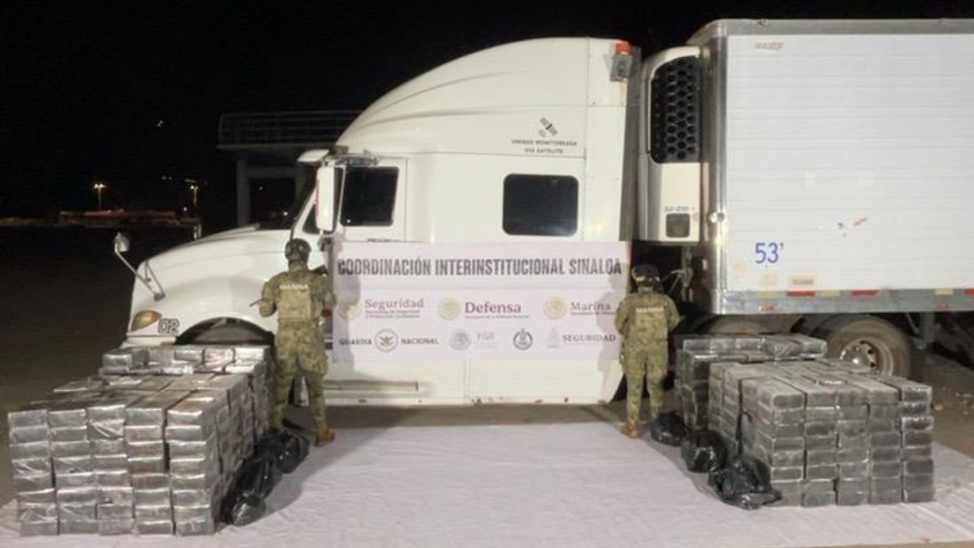 Paquetes de droga decomisados en Mazatlán, junto a tráiles y agentes federales